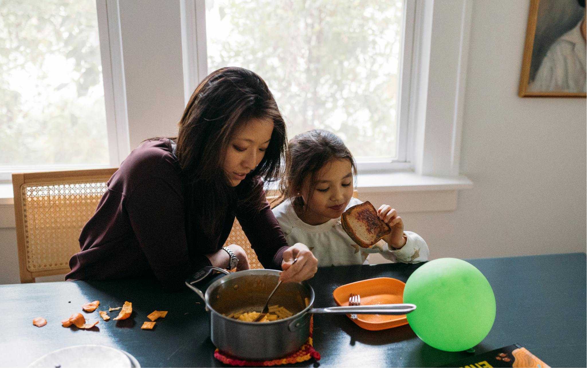 Una madre comiendo con su hija